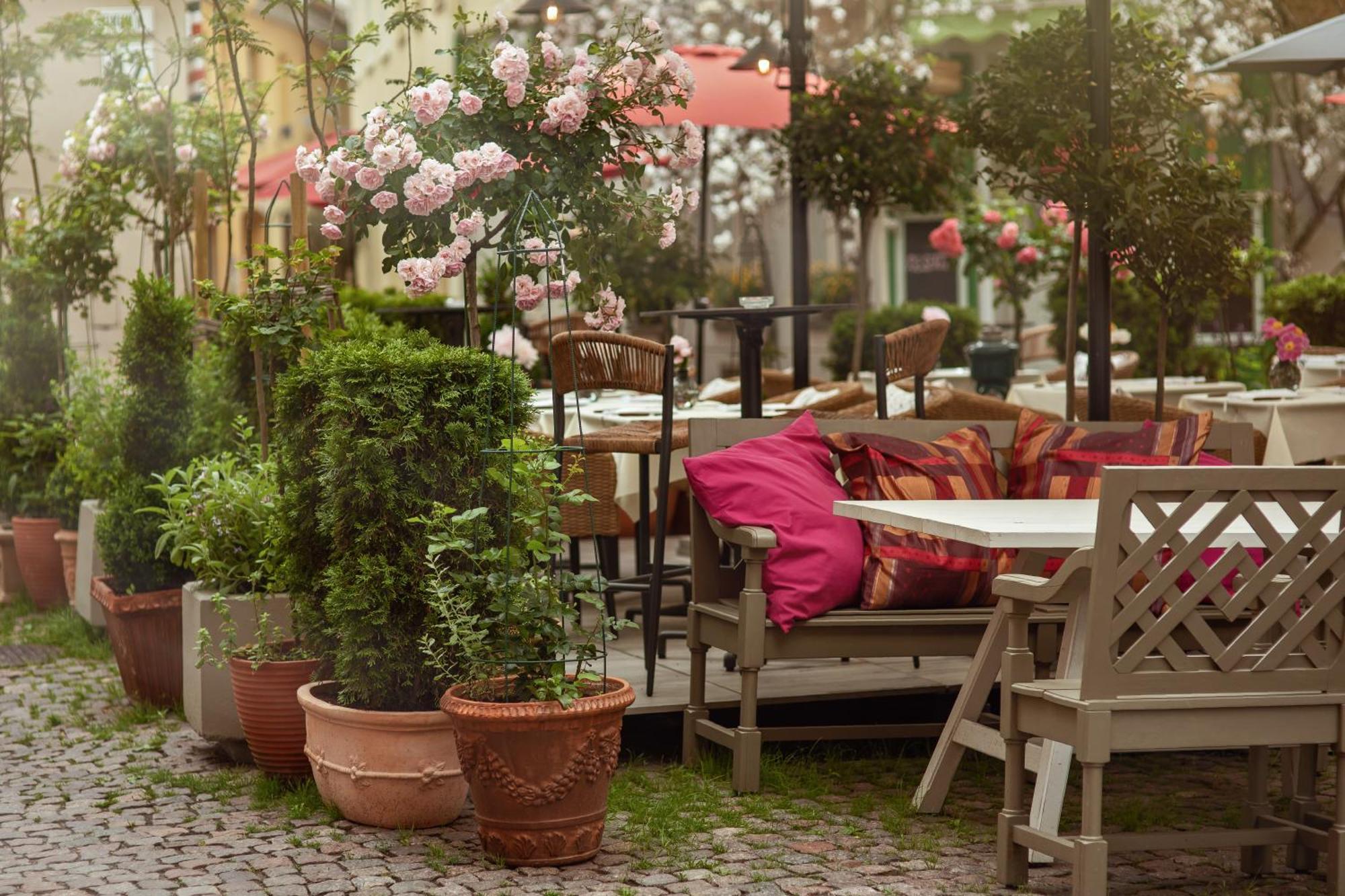 فيلنيوس فندق ريليه آند شاتو ستيكلياي المظهر الخارجي الصورة The restaurant's garden