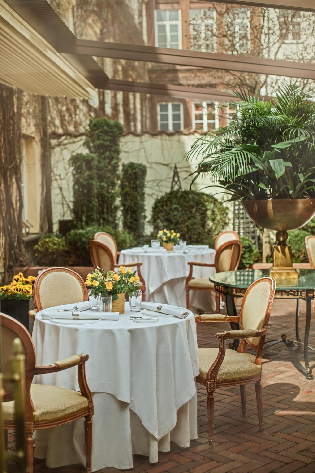 فيلنيوس فندق ريليه آند شاتو ستيكلياي المظهر الخارجي الصورة The hotel's courtyard