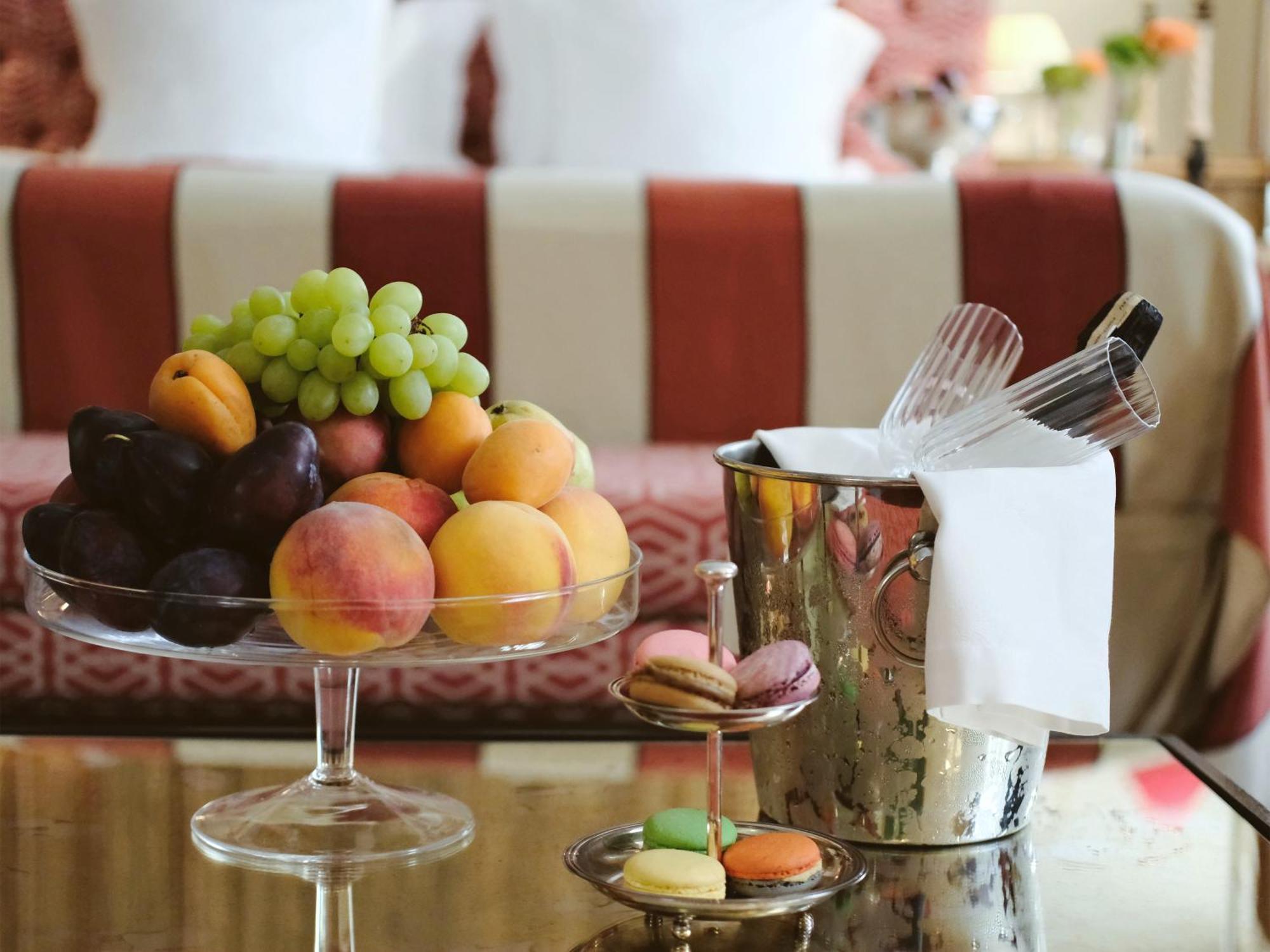 فيلنيوس فندق ريليه آند شاتو ستيكلياي المظهر الخارجي الصورة Fruit and cheese plate