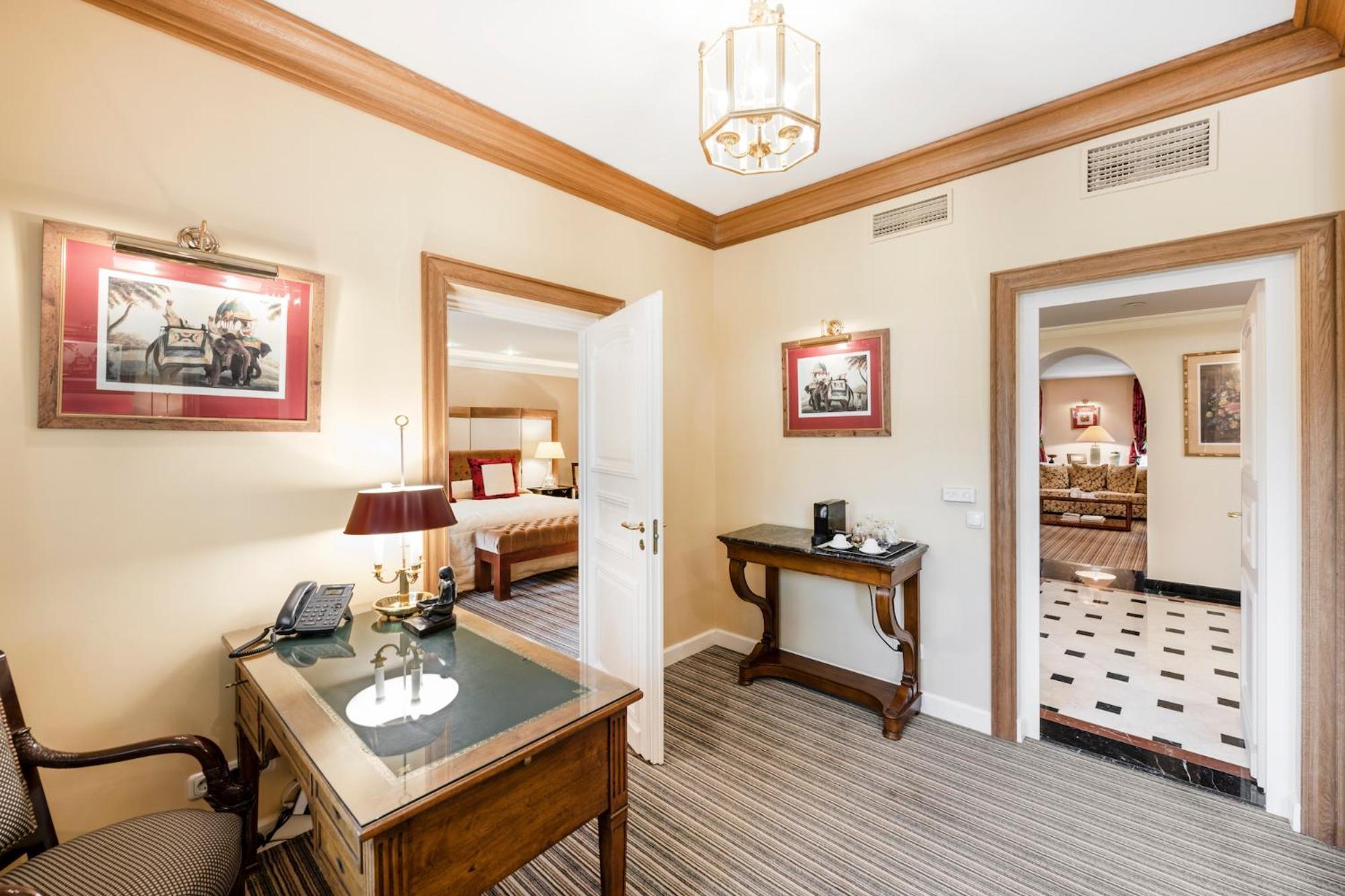 فيلنيوس فندق ريليه آند شاتو ستيكلياي المظهر الخارجي الصورة A suite at the hotel