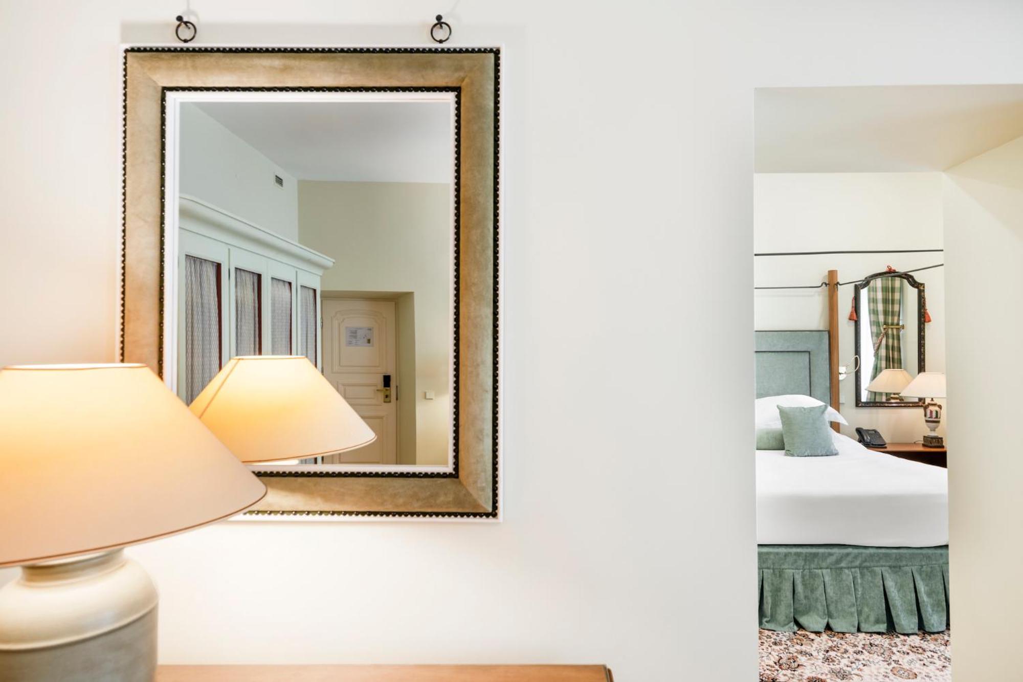 فيلنيوس فندق ريليه آند شاتو ستيكلياي المظهر الخارجي الصورة A mirror
