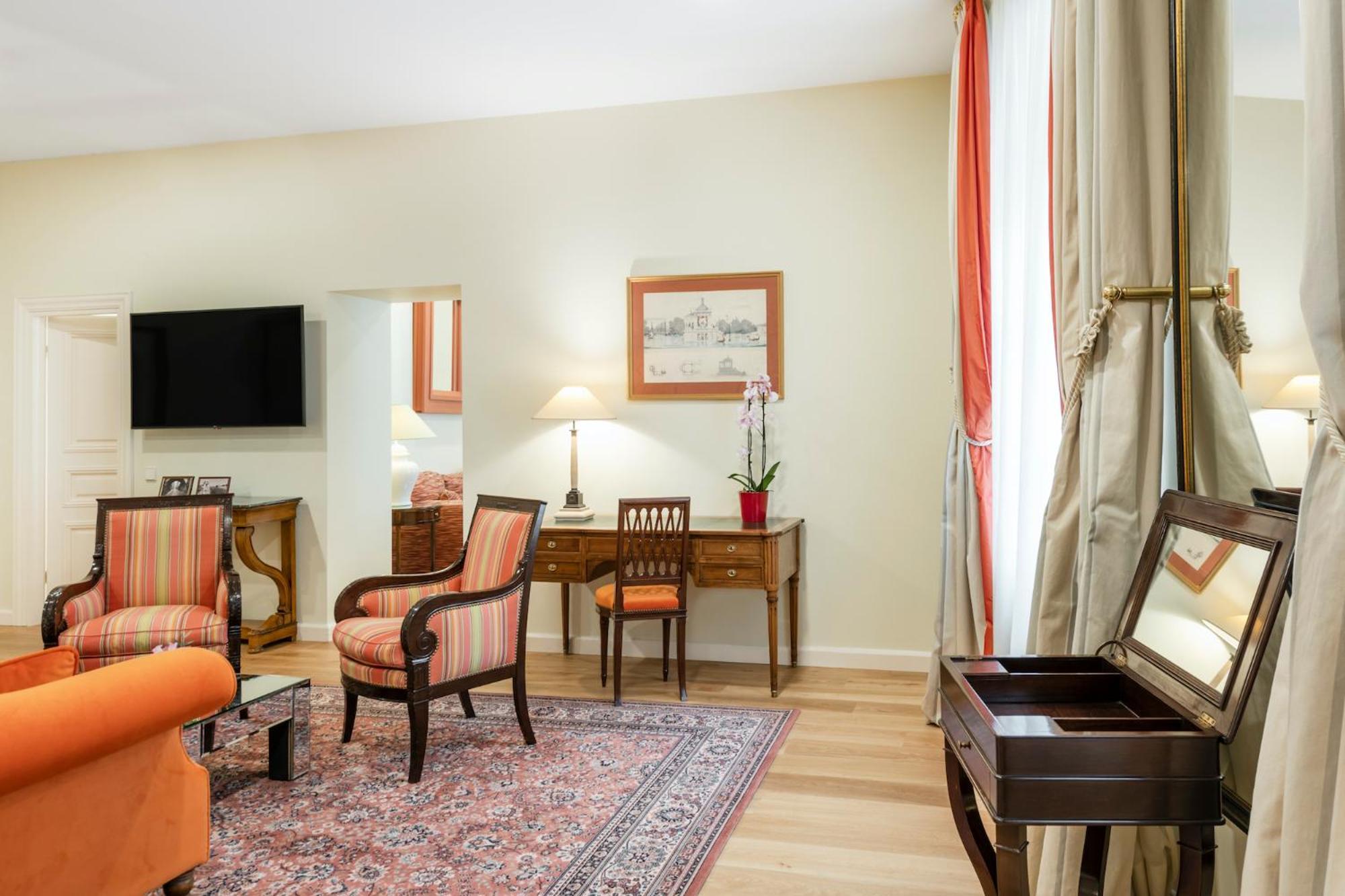 فيلنيوس فندق ريليه آند شاتو ستيكلياي المظهر الخارجي الصورة A suite at the Hotel de Crillon