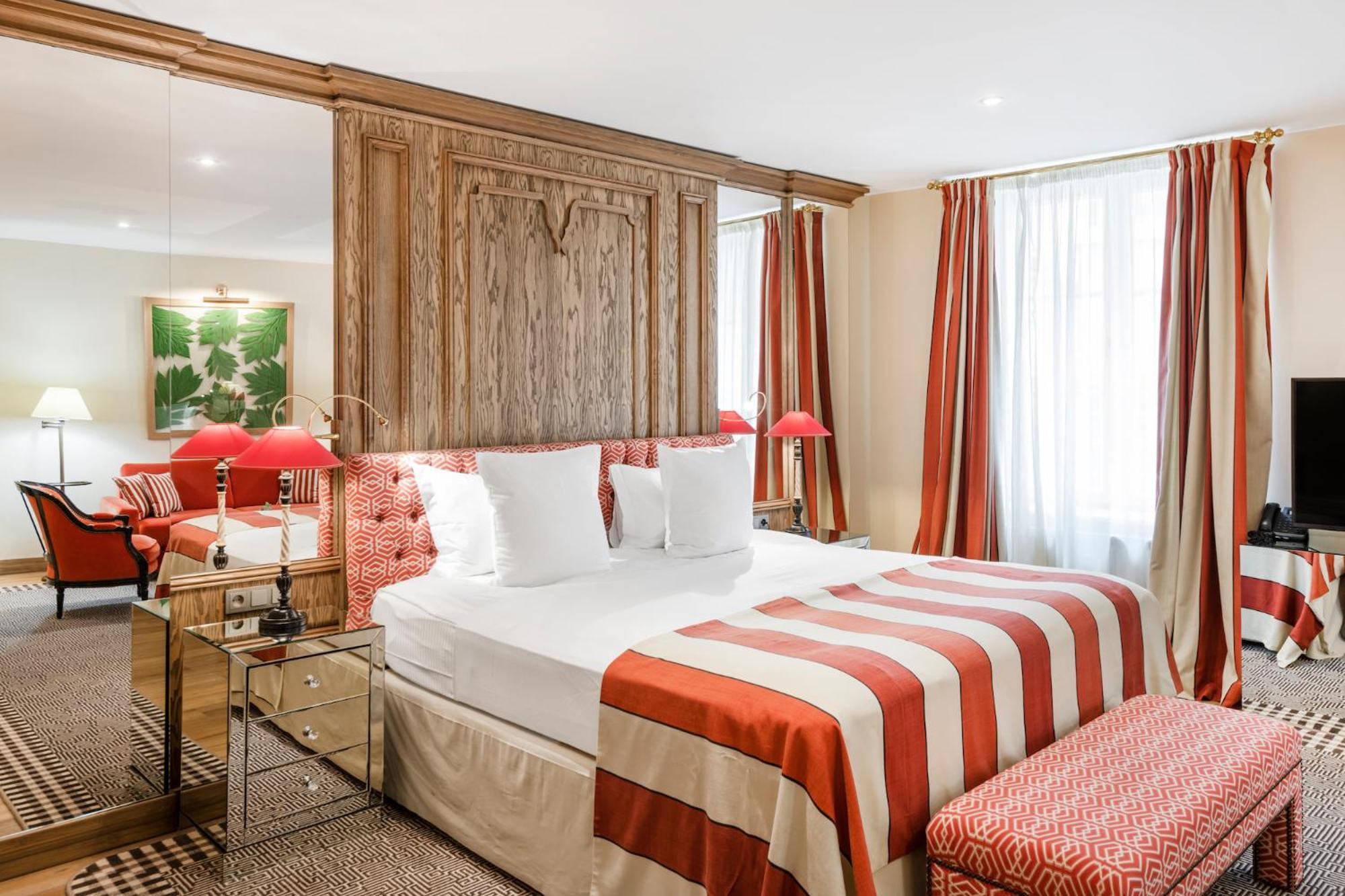 فيلنيوس فندق ريليه آند شاتو ستيكلياي الغرفة الصورة A suite at the Mandarin Oriental, Paris