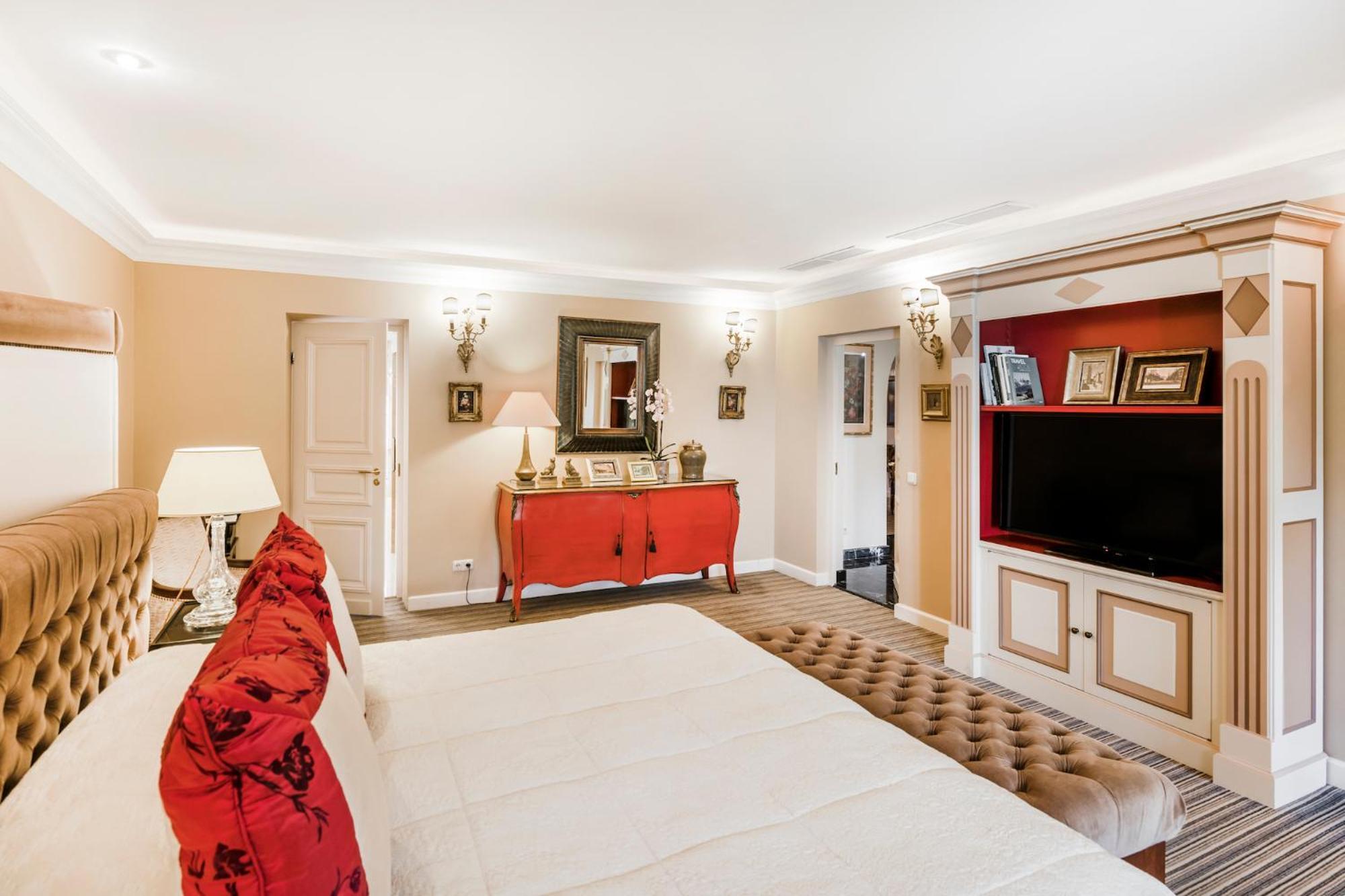 فيلنيوس فندق ريليه آند شاتو ستيكلياي الغرفة الصورة A bedroom at the hotel
