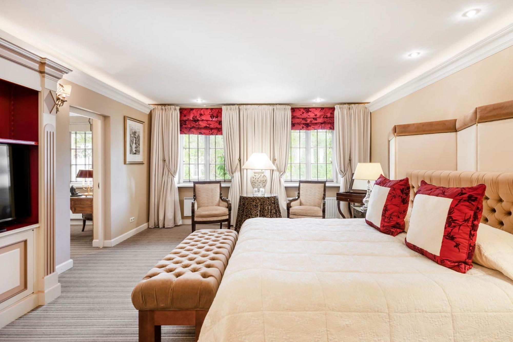 فيلنيوس فندق ريليه آند شاتو ستيكلياي الغرفة الصورة A bedroom at the hotel
