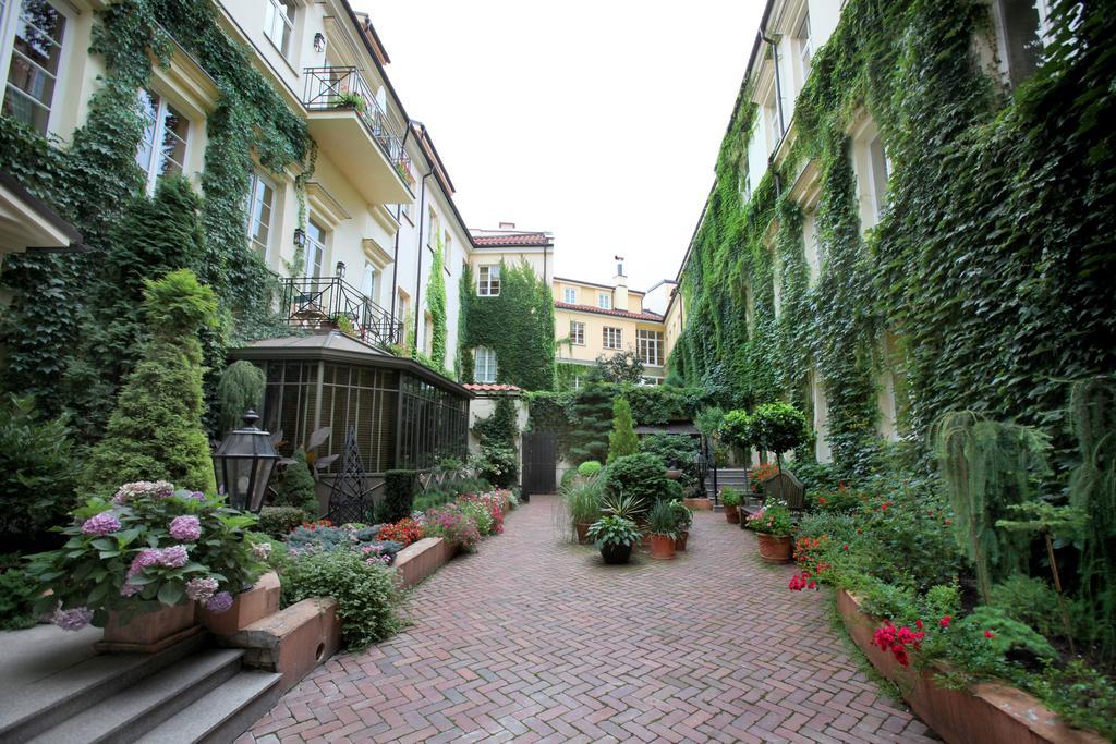 فيلنيوس فندق ريليه آند شاتو ستيكلياي المظهر الخارجي الصورة The courtyard of the hotel