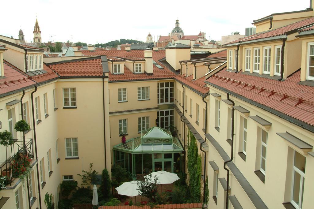 فيلنيوس فندق ريليه آند شاتو ستيكلياي المظهر الخارجي الصورة The courtyard of the hotel