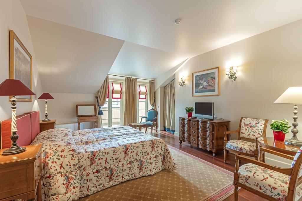 فيلنيوس فندق ريليه آند شاتو ستيكلياي المظهر الخارجي الصورة A bedroom at the hotel