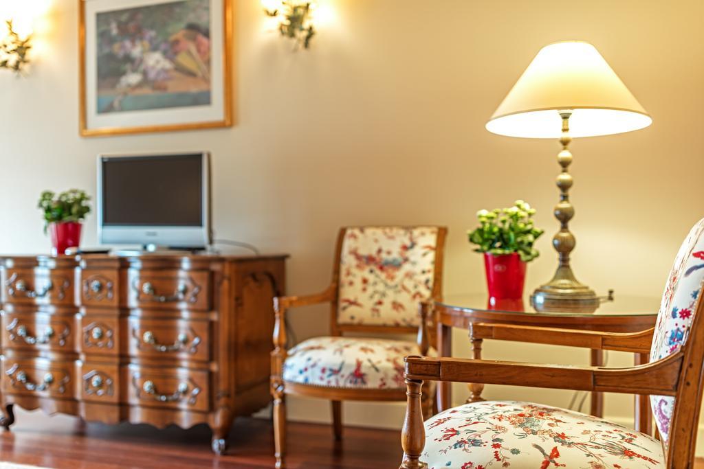فيلنيوس فندق ريليه آند شاتو ستيكلياي المظهر الخارجي الصورة A table lamp