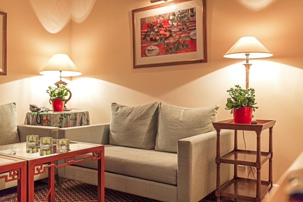 فيلنيوس فندق ريليه آند شاتو ستيكلياي المظهر الخارجي الصورة A living room with indirect lighting