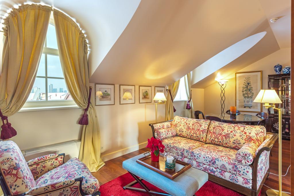 فيلنيوس فندق ريليه آند شاتو ستيكلياي المظهر الخارجي الصورة A suite at the Hotel de Crillon