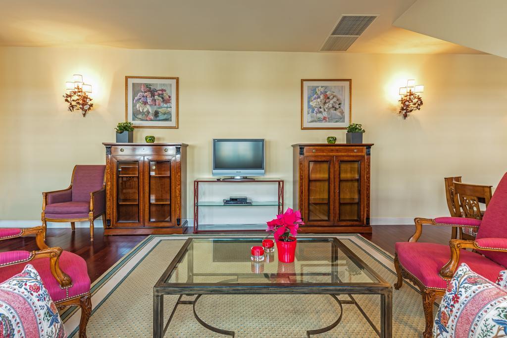 فيلنيوس فندق ريليه آند شاتو ستيكلياي المظهر الخارجي الصورة A living room at the hotel