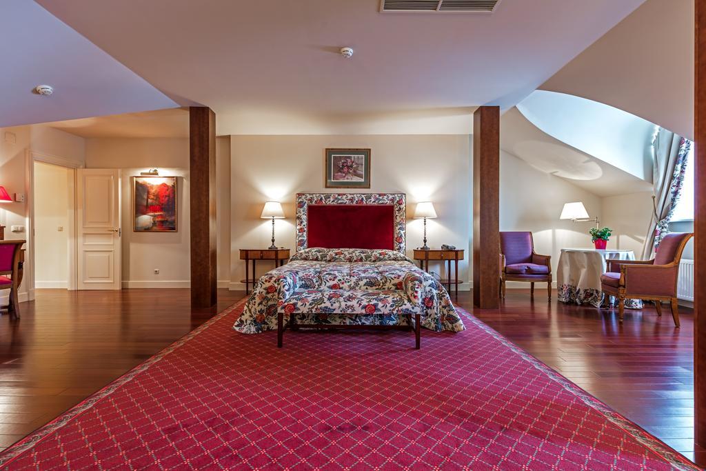 فيلنيوس فندق ريليه آند شاتو ستيكلياي المظهر الخارجي الصورة A suite at the Hotel de Ville