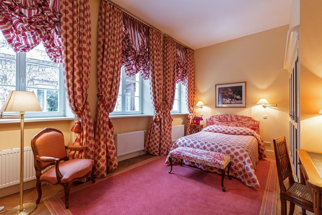 فيلنيوس فندق ريليه آند شاتو ستيكلياي المظهر الخارجي الصورة A bedroom at the hotel