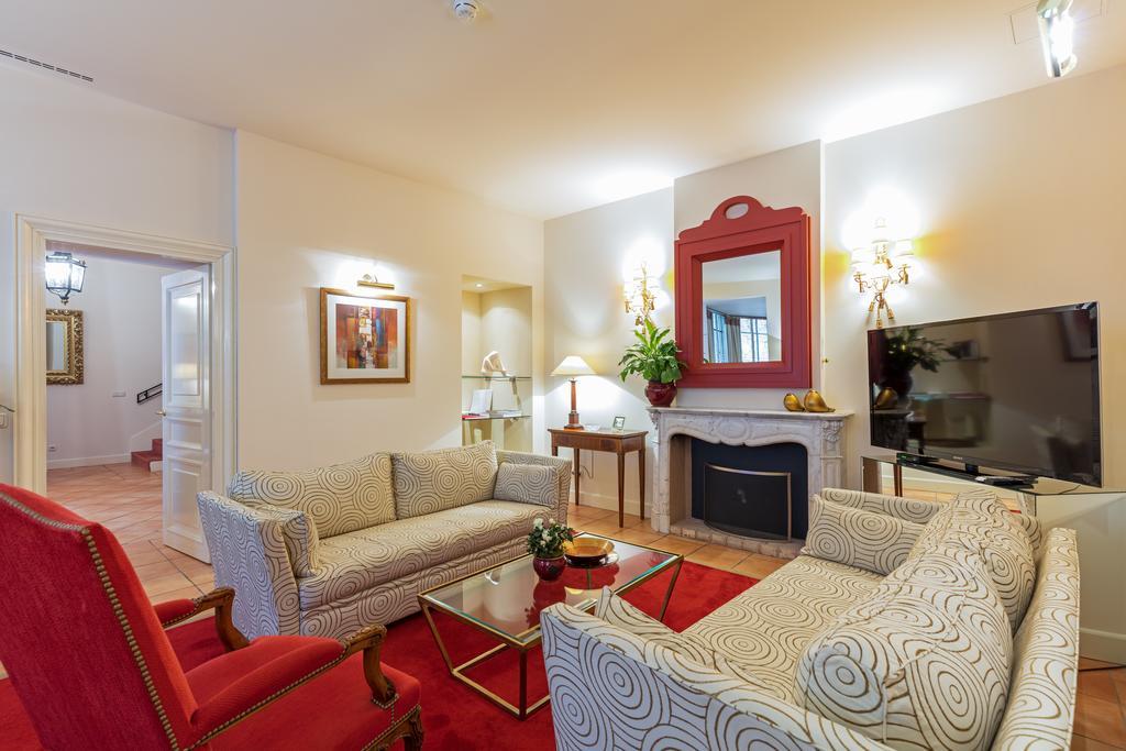 فيلنيوس فندق ريليه آند شاتو ستيكلياي المظهر الخارجي الصورة A living room at the hotel