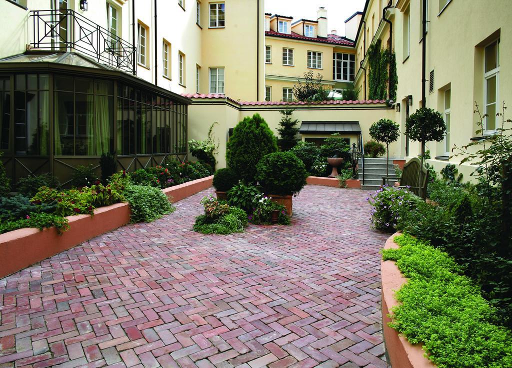 فيلنيوس فندق ريليه آند شاتو ستيكلياي المظهر الخارجي الصورة The courtyard of the hotel